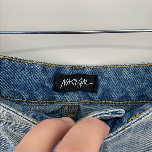 Nasty Gal distressed Mom Jeans - Picture 3 of 8